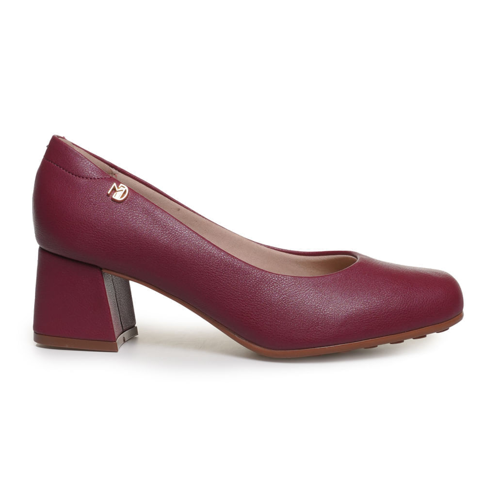 Sapato Scarpin feminino Modare vinho com salto bloco médio, textura sintética e bico arredondado em fundo claro